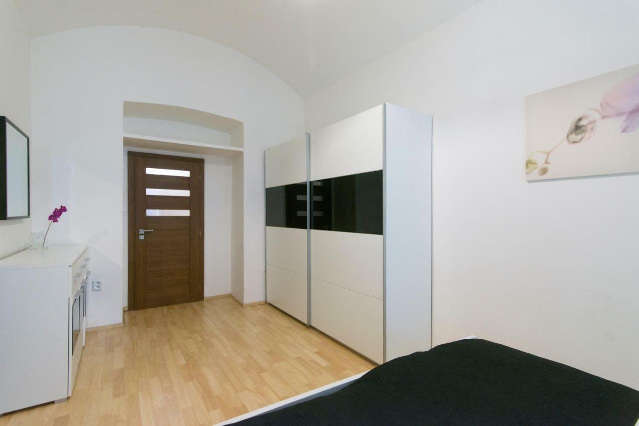 Spacious Apartment Near Wenceslas Square Prag Exteriör bild