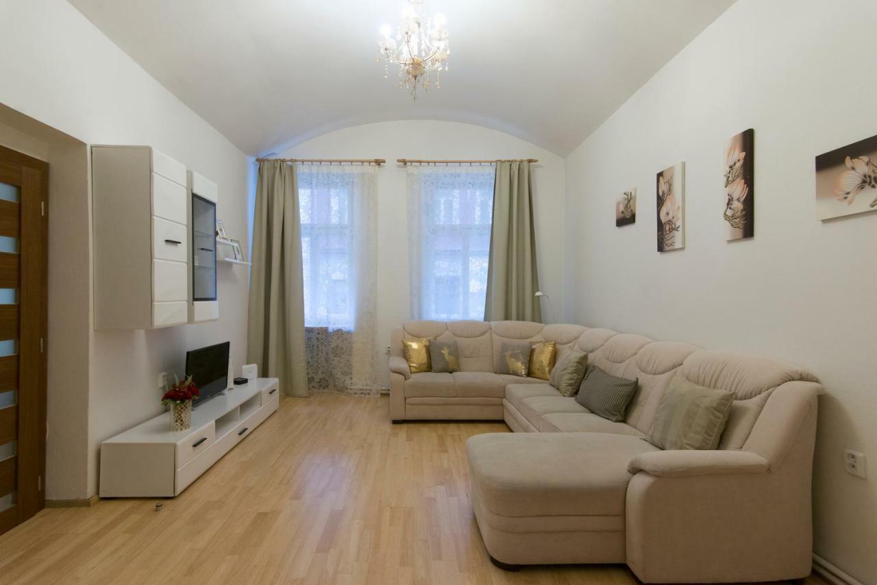 Spacious Apartment Near Wenceslas Square Prag Exteriör bild