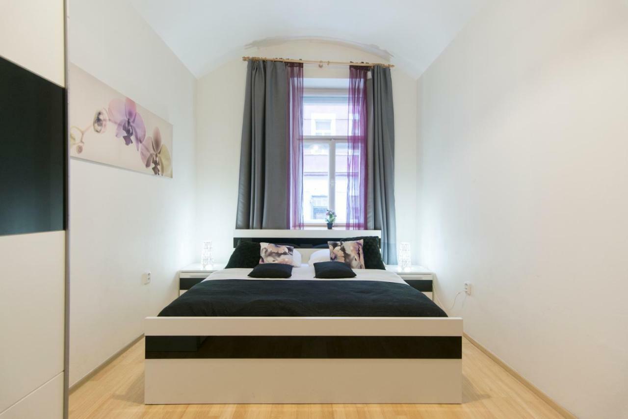 Spacious Apartment Near Wenceslas Square Prag Exteriör bild